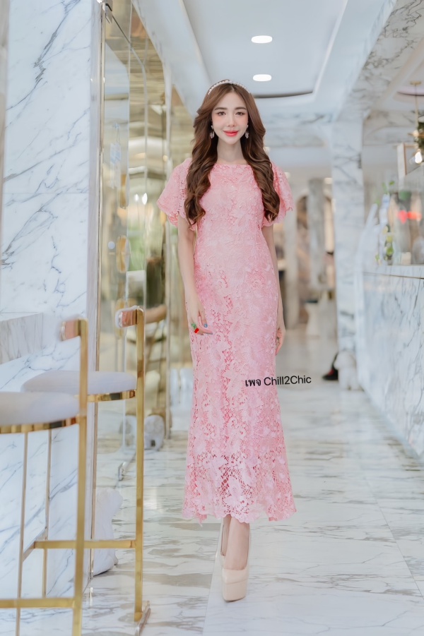 รูปภาพที่2 ของสินค้า : แม็กซี่เดรสยาว รุ่นใหม่ เนื้อผ้าสั่งทอหนาชนิดพิเศษเพิ่มความโดดเด่นด้วยงานปักเลื่อมกลิตเตอร์วิ้ง 