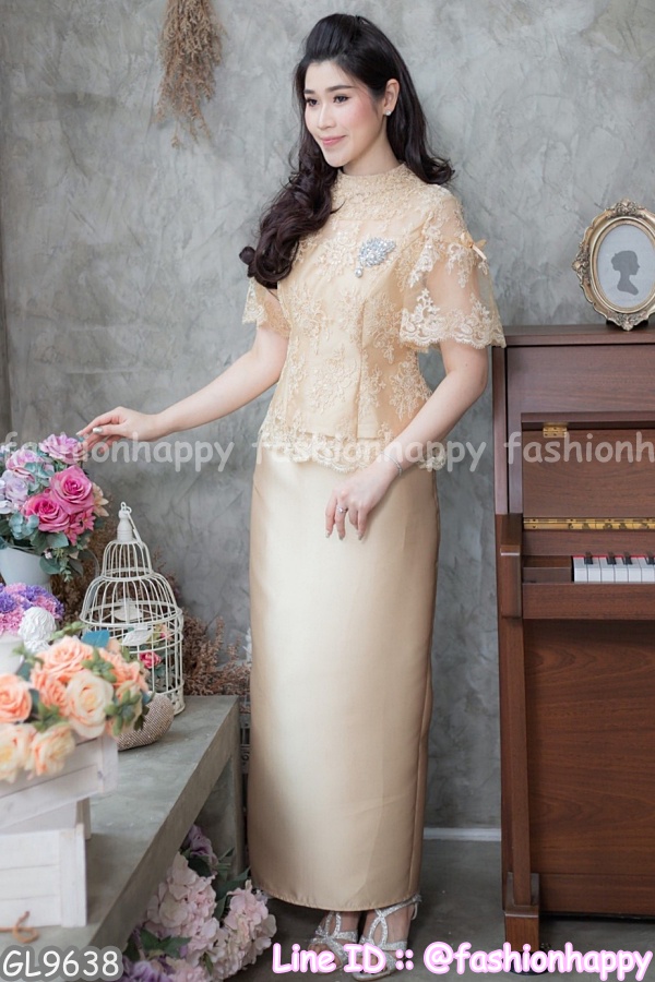 รูปภาพที่3 ของสินค้า : (M,L) ชุดแม่เจ้าสาว ชุดแม่เจ้าบ่าว ชุดไปงานบุญงานบวช สีทอง Set เสื้อลูกไม้แขนระบาย มีดีเทลที่แขนแต่งระบายติดโบว์ มาพร้อมกระโปรงผ้าไหมอย่างดีสีพื้นทรงสอบผ้าสวยมากๆคะ