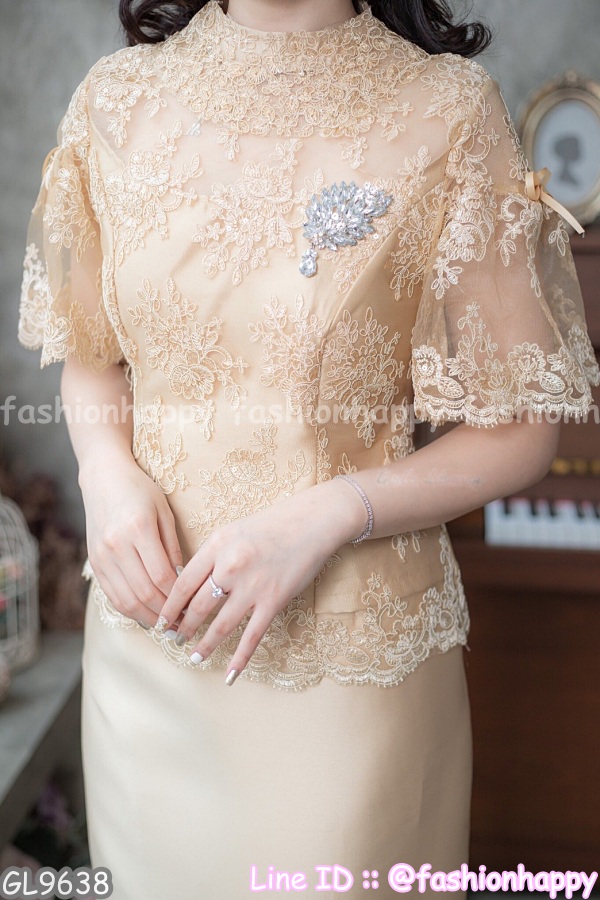 รูปภาพที่5 ของสินค้า : (M,L) ชุดแม่เจ้าสาว ชุดแม่เจ้าบ่าว ชุดไปงานบุญงานบวช สีทอง Set เสื้อลูกไม้แขนระบาย มีดีเทลที่แขนแต่งระบายติดโบว์ มาพร้อมกระโปรงผ้าไหมอย่างดีสีพื้นทรงสอบผ้าสวยมากๆคะ
